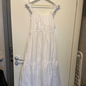 Vit klänning, Abercrombie & Fitch - OANVÄND med lappar. Vit maxiklänning i poplin. Köpt hos Asos. Värde:1139