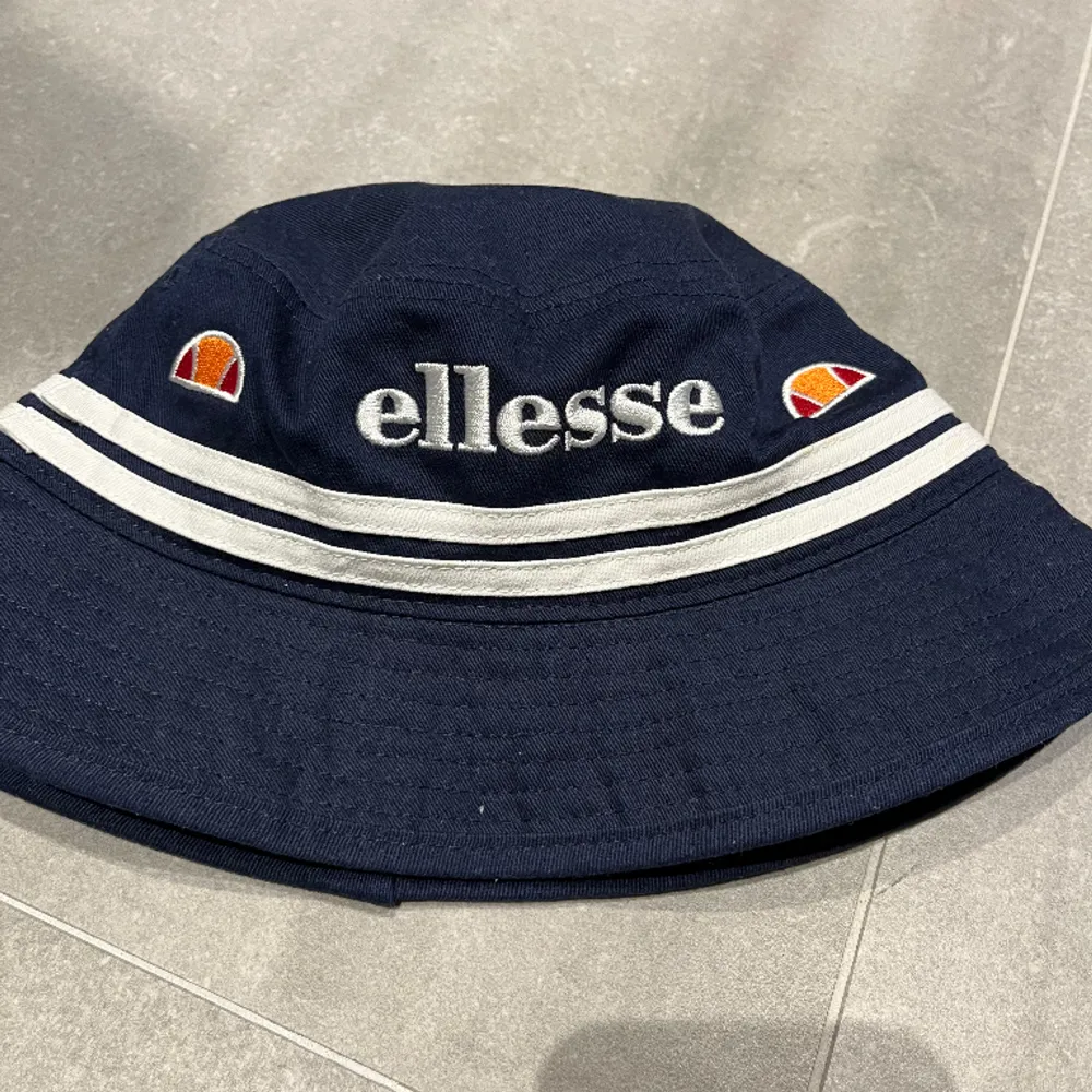 Säljer denna hatt från Ellesse. Marinblå. Bra skick, äkta.. Accessoarer.