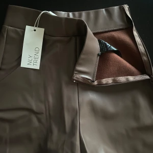 Skinnbyxor bruna Nelly - Skicket är bra aldrig använt, storleken är xxs. Dom är har ett mysigt material innuti och ser väldigt fina ut på utsidan! 