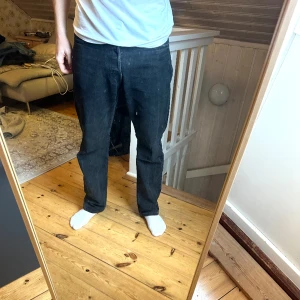 Baggy jeans - Baggy jeans från weekday. Använd enstaka gånger, som nyskick! Passar M Priset går att diskutera vid snabb affär!