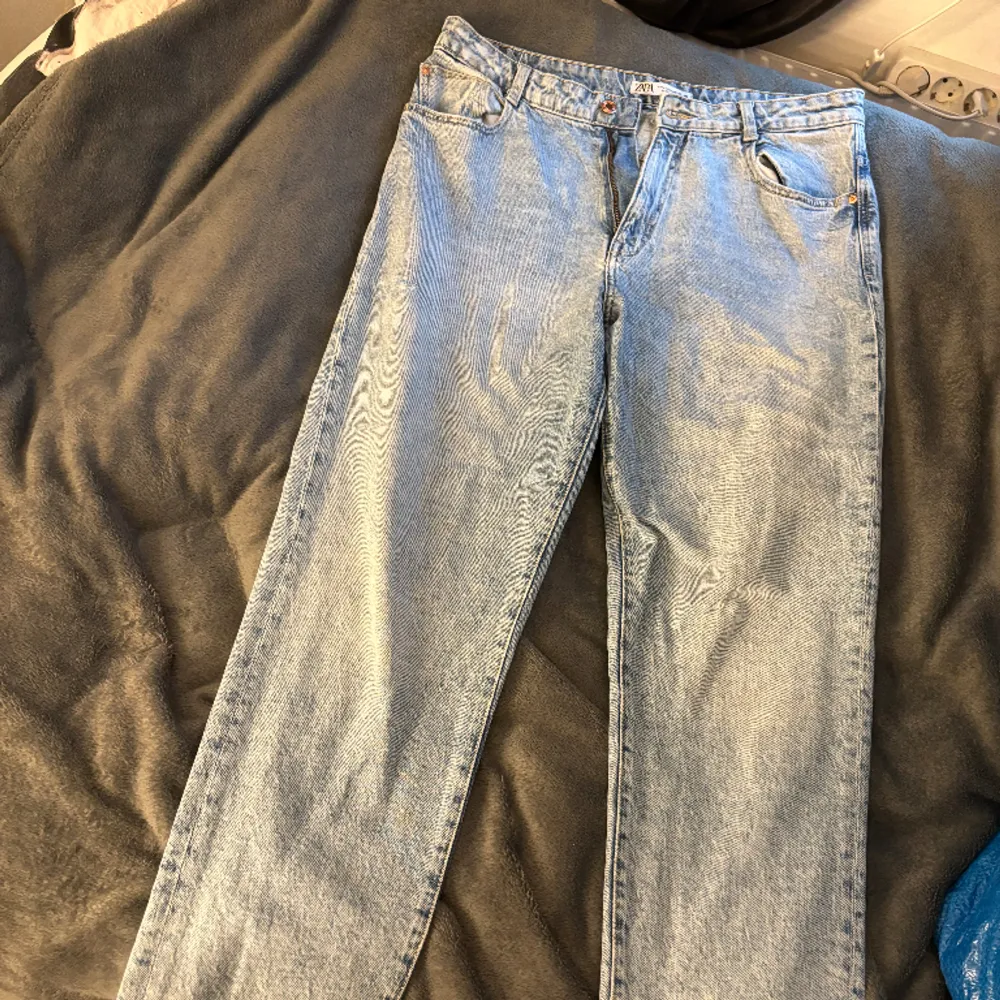 Momjeans från Zara, aldrig använda. Stora i storleken. Fin färg och bra passform.. Jeans & Byxor.