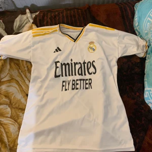 Real Madrid tröja och står Bellingham bak  - Nyskick.       Har också en till i storlek M