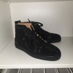 Christian Louboutin Skor - Fantastiska Christian Louboutin skor till salu! Dessa exklusiva skor är en perfekt blandning av stil och elegans. Med sitt karakteristiska röda sulor och högkvalitativa design är de idealiska för att ge din outfit det där extra lyftet. Storlek 43