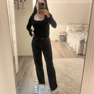 Straight fit jeans - Svarta straight jeans i storlek 36, vet inte riktigt vart jag köpt dom då jag klippt bort lappen inuti som skavde:/ är ca 167 cm. Färgen är inte helt svart utan dom har en effekt av lite urtvättat☺️💕