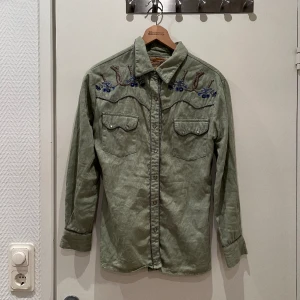 Wrangler westernskjorta - Brukade vara en M men har sytt in den till en S 