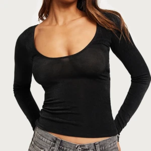Reversible scoop topp - Topp från NLY trend med stretchigt glansigt material som kan användas åt båda hållen, ändast använd ett fåtal gånger så är i ny skick, köptes för 350kr,använd gärna köp nu men om man kollar i profilen finns inlägg med samma tröja med fri frakt💕