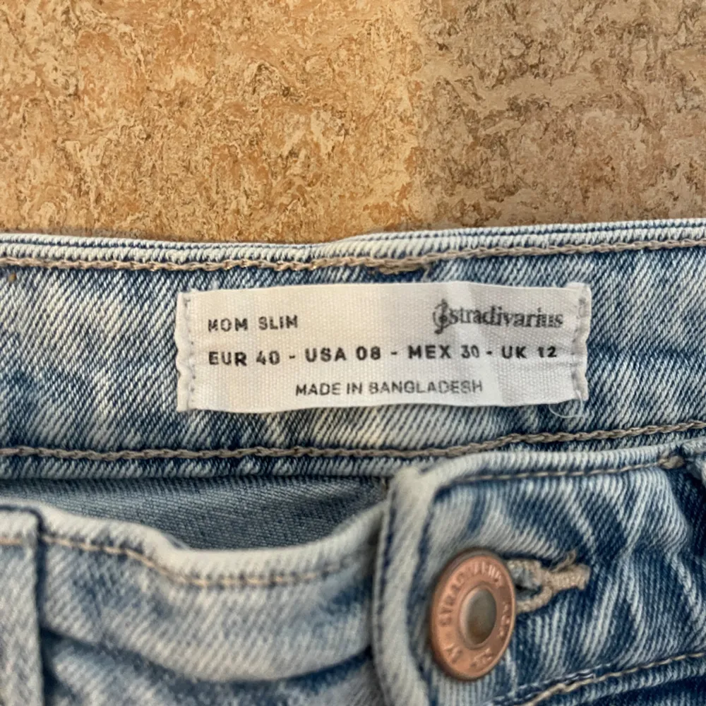 Jeans med hål vid knäna Sparsamt använda. . Jeans & Byxor.