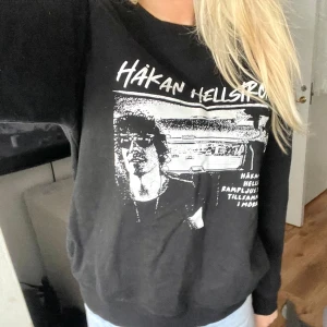 Håkan Hellström sweater - Superbra skick! Köpt för ca 3 år sedan så finns ej att köpa nu. Storlek S