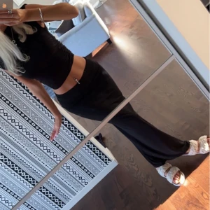 Kjol!! - Säljer nu min fina kjol som tyvär inte kommer till användning, inga defekter så helt som ny! Är 1,67 och kjolen är sydd efter att vara Lågmidjad! 🙌🏽🥰