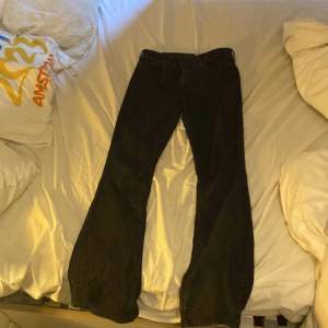 Ett par highwaist/midwaist flare/bootcut jeans som är strl xs/s, de är ganska sliten nere vid bena så därav priset❤️
