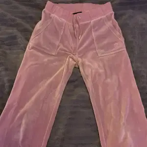 Juicy couture byxor i färgen  KEEPSAKE LILAC💗 ena metalbiten på snöret är borta därav priset💗 köpt för 1 100 och i storlek S!💗 pris kan diskuteras 