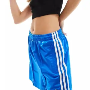 Säljer ett par Bla Adidas Original Firebird shorts i storlek 