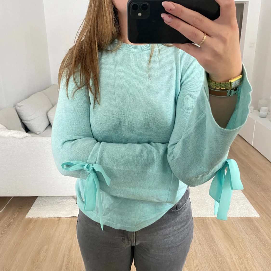 Stickad tröja med rosett