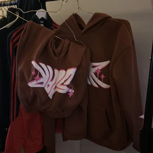 Tracksuit  - Helt ny aldrig använd (byxorna var för tajta i låren) och därför väljer jag att sälja de är i S i byxor M i hoddie. Med frågor bara att skriva o pris går att diskutera 