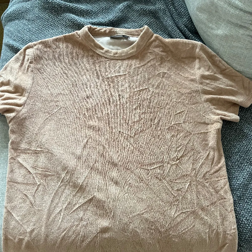 En frutte tröja i beige som jag inte använder, strlk S, cond 8/10. T-shirts.
