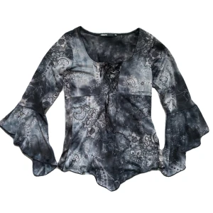 Bohemisk tröja - trumpetärmar - Superfin tröja med trumpetärmar, mönster och snörning. Kommer ej till användning så nu säljer jag den vidare! Storleken uppskattas till M