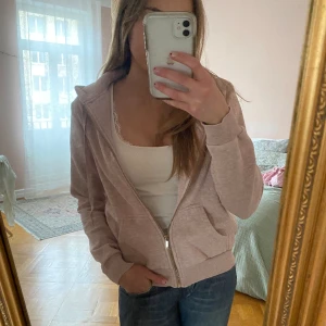Rosa zip hoodie - Jättefin rosa zip i super skick! Inga defekter eller liknande💗 storlek s <33