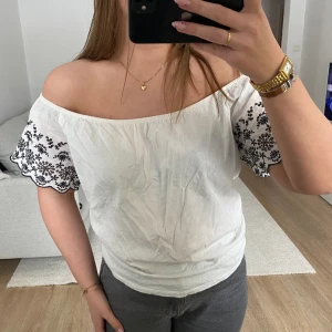 Blus med broderi  - Söt blus med broderier på ärmarna