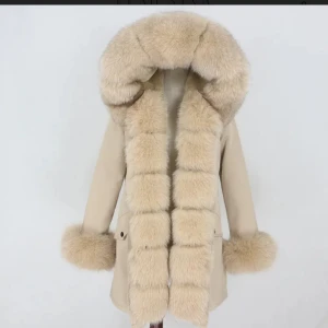 Pälsjacka - Fatima Parka från Femenina of Sweden. Äkta päls från räv. Använd en del men fortfarande i fint skick. Storlek S men passar XS-L då man kan justera midjan hur man vill. Färgen är ljust grå, bilden som är beige är bara för att visa modellen! 