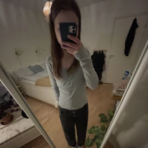 Jeans - Lite lågmidjade vida byxor som är lite för korta på mig som är 160,5cm. Ganska använda, men fortfarande i bra skick. Byxorna är svarta/mörkgråa. Skriv om fler bilder behövs! ❤️