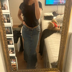 Lång jeanskjol  - Lång jeans kjol från zara i mycket bra skick, användt ca 5/6 gånger  