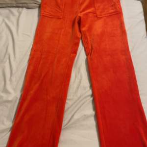 Säljer detta röd/orange Juicy Couture byxor. Använda ca 5-6 gånger. Från djur och rökfritt hem!!