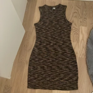 Brunt  mönster klänning! - En fin brun mönster klänning från hm, väldigt bekväm att ha och sitter väldigt bra på !