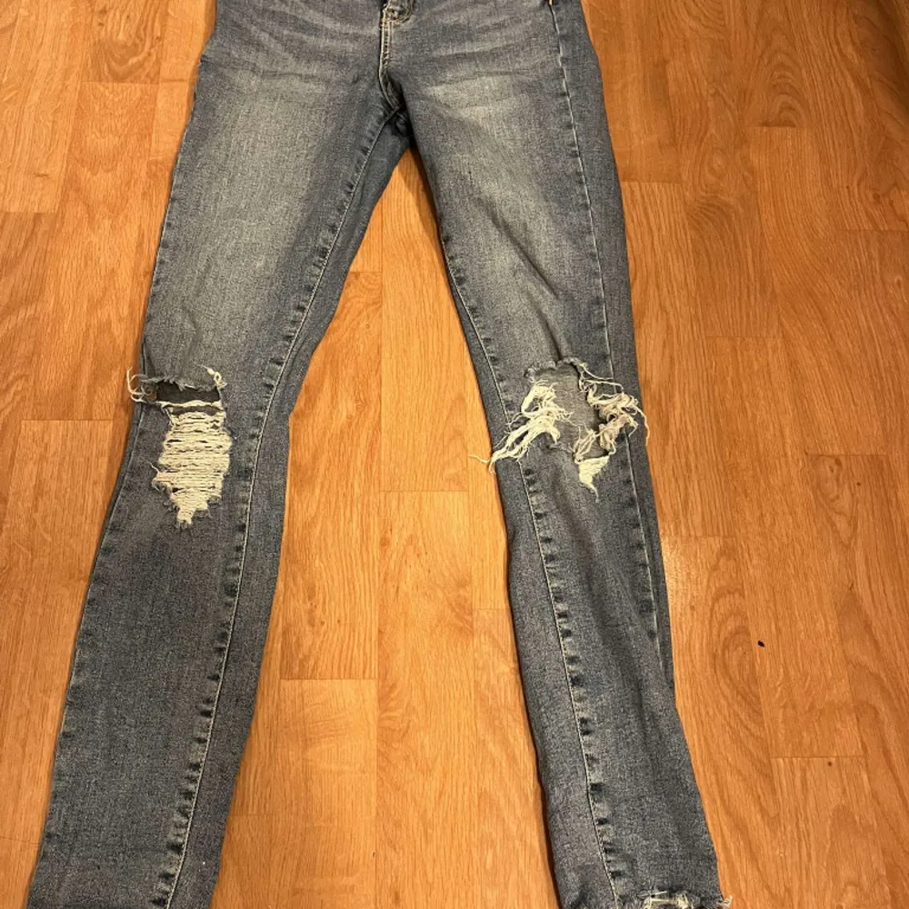 Vanliga jeans med hål på knäna från Gina . Jeans & Byxor.