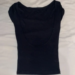 T-shirt med öppen rygg - T-shirt med öppen rygg från Gina bara använd 2 gånger💞