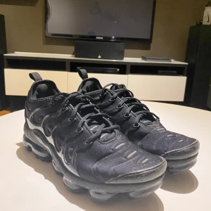 Vapormax plus - Vapormax plus i bra skick, använt fåtal gånger bara. Säljer då de inte riktig passar mig och är för stora. 