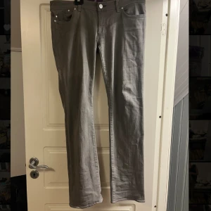 Victoria Beckham Jeans - Supersnygga gråa Victoria Beckham jeans! Dem är lågmidjade och snygg modell! 