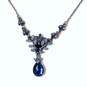 Halsband  - Vackert halsband med blå rhinestones  Okänt material 