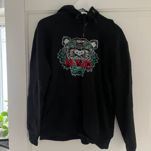Kenzo tjocktröja - Säljer en mysig hoodie med Kenzo-märket på framsidan! Använd och tvättat, kan inte heller säkerställa att den är från Kenzo-därav priset! 😀