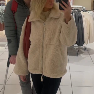 H&m teddyjacka slutsåld - Pilejacka/teddyjacka från h&m som ny. Säljer då jag inte fått mycket användning av den. Storlek M, jag är en XS/S och första bilden är min 🫶 