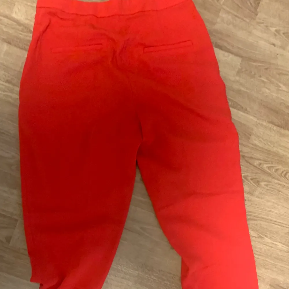 Röda kostymbyxor  Full längd Slits ner till Storlek 42   Använd 3 gånger så fint skick  Pris diskuterbart . Jeans & Byxor.