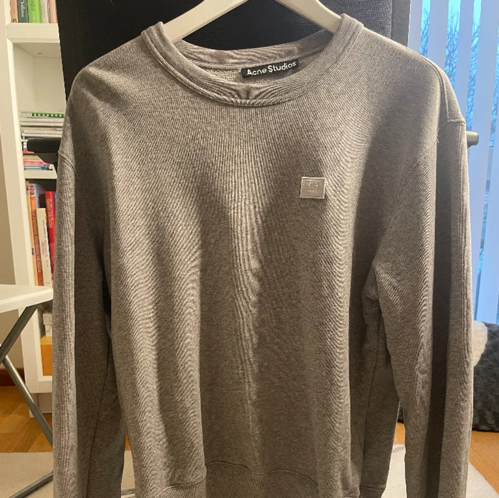 Knappt använd tjocktröja från Acne Studios.  Storlek - S (Passar M) Passform - Regular Skick - 9/10 Ordinarie Pris - 2400kr💰Skriv vid minsta fråga/prisförslag🤝. Tröjor & Koftor.