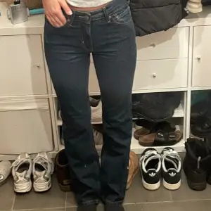 Mörkblåa Straight jeans från bikbok storlek 24
