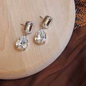 Örhängen “Lydia Earrings Guld – Crystal” – Caroline Svedbom - Hej! Dessa snygga örhängen finns nu till salu! Aldrig använda finns kvar i förpackning! Nypris: 1200 kr Material: 18 k guld planerad Messing 