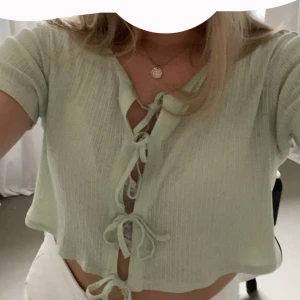 GRÖN TOPP - Söt ljus grön topp från bikbok! Som ny, storlek L men passar S/M också då den är väldigt kort och man kan knyta den. 