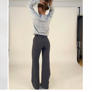 Venderbys kostymbyxor  - Supersköna snygga kostymbyxor, perfekt passform! Nypris 680kr, säljer för 400 pg en trasig sömm som syns på sista bilden. Går dock att sy men har ingen symaskin 🙏🏻💕  bjuder på frakt 