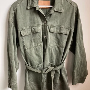 Vårjacka denim xs - Snygg vårjacka med knytskärp. Grön, denimtyg