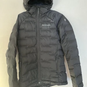 Peak performance jacka  - Säljer min peak performance jacka som jag haft ett tag men längre inte passar, det är 100% polyester dun. Strl är XS  Ser ut som helt ny inga hål eller skador. Säljer för 500 om inget förslag ges☺️ 