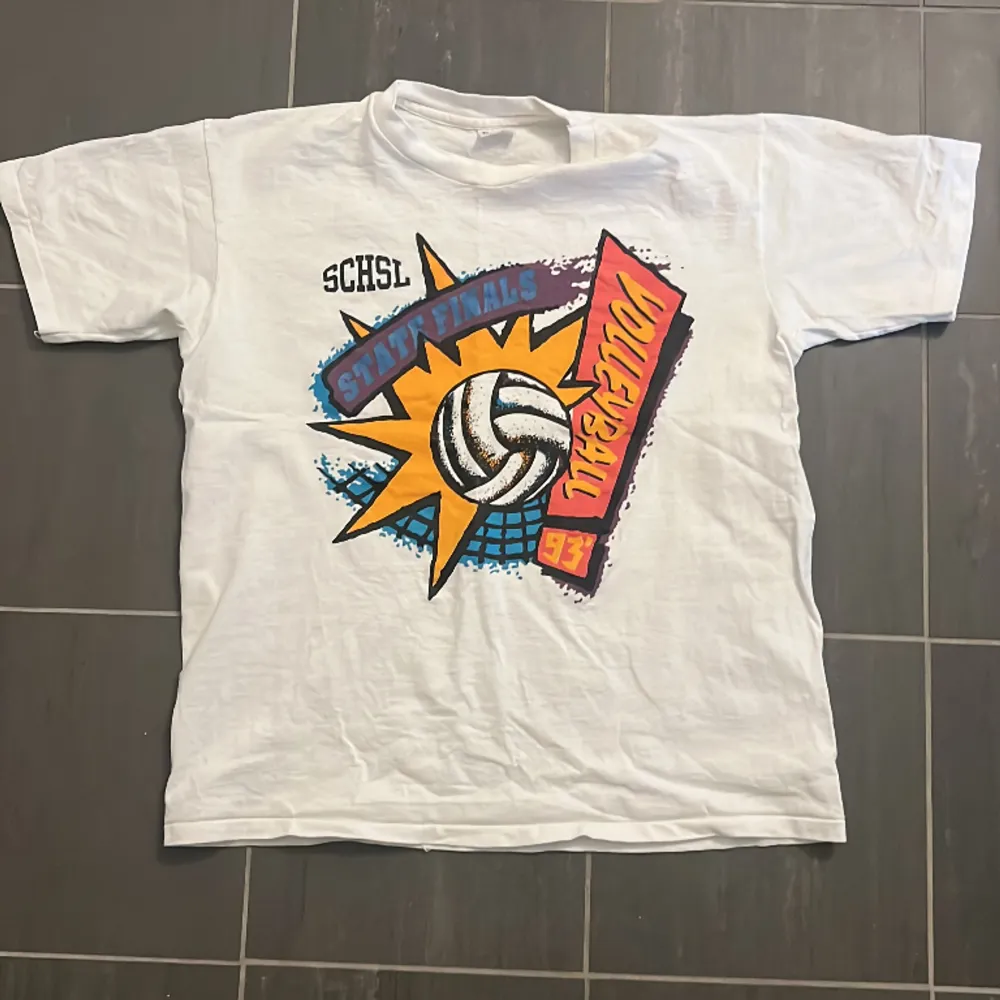 Riktigt unik och cool vintage tisha med ett volleyboll-tryck, tröjan är från 93’ USA. Storleken är XL men sitter mer som M/L. T-shirts.