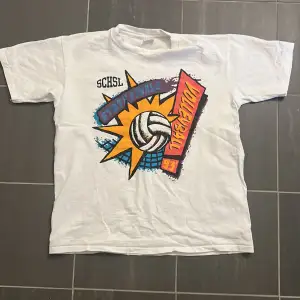Riktigt unik och cool vintage tisha med ett volleyboll-tryck, tröjan är från 93’ USA. Storleken är XL men sitter mer som M/L