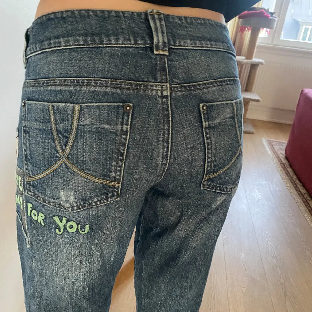 Lowwaist vintage jeans i bra skick. Lite slitning längst ner på jeansen. De har coola broderingar på sidorna samt coolt broderi på bakfickorna. De är köpta här på plick men de var lite för stora för mig :) Str: M/L. Jeans & Byxor.
