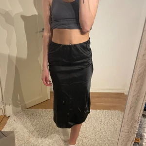 Midikjol - Midikjol satin, från BOOHOO