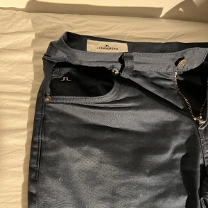 J LINDEBERG CHINOS - Knappt använda chinos från J Lindeberg eftersom dom är lite för små för mig. 