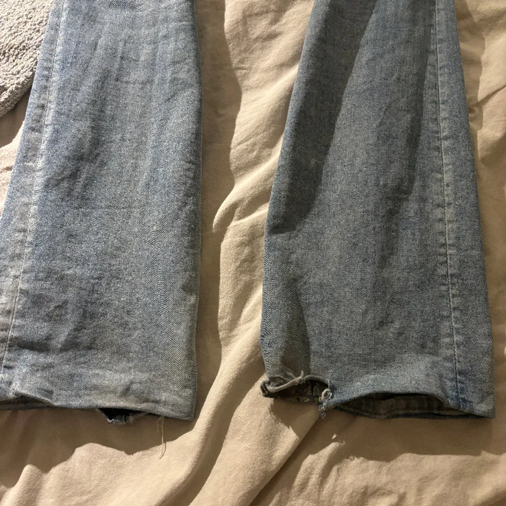 Säljer dessa fina lågmidjade jeans från H&M❣️Säljer pga att de inte kommer till användning längre. Ända defekterna jeansen har finns på bild tre. . Jeans & Byxor.