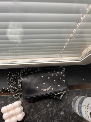 Zadig väska  - Inga defekter, finns två olika sätt att ha den på då den har två olika ”handtag” 