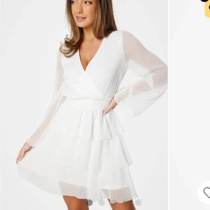 Student klänning - Säljer nu min super fina student klänning, använd 1 gång så är i väldigt fint skick🩷🌟🌸 Köpt för 699kr och är i storlek 34 men den passar lika bra på en 36:a🩷